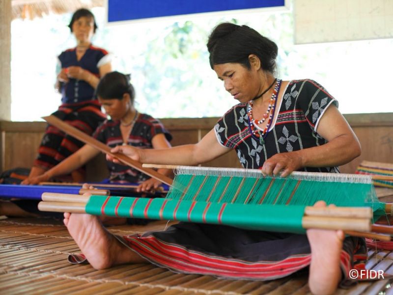 những người phụ nữ Cơ Tu tần tảo bên khung dệt những người phụ nữ Cơ Tu tần tảo bên khung dệt